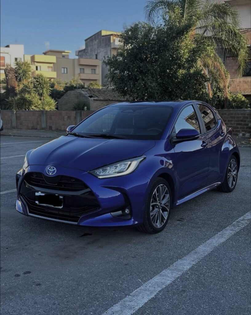 Toyota Yaris 1.5 HEV 130 CV Lounge blu — esterno tre quarti anteriore